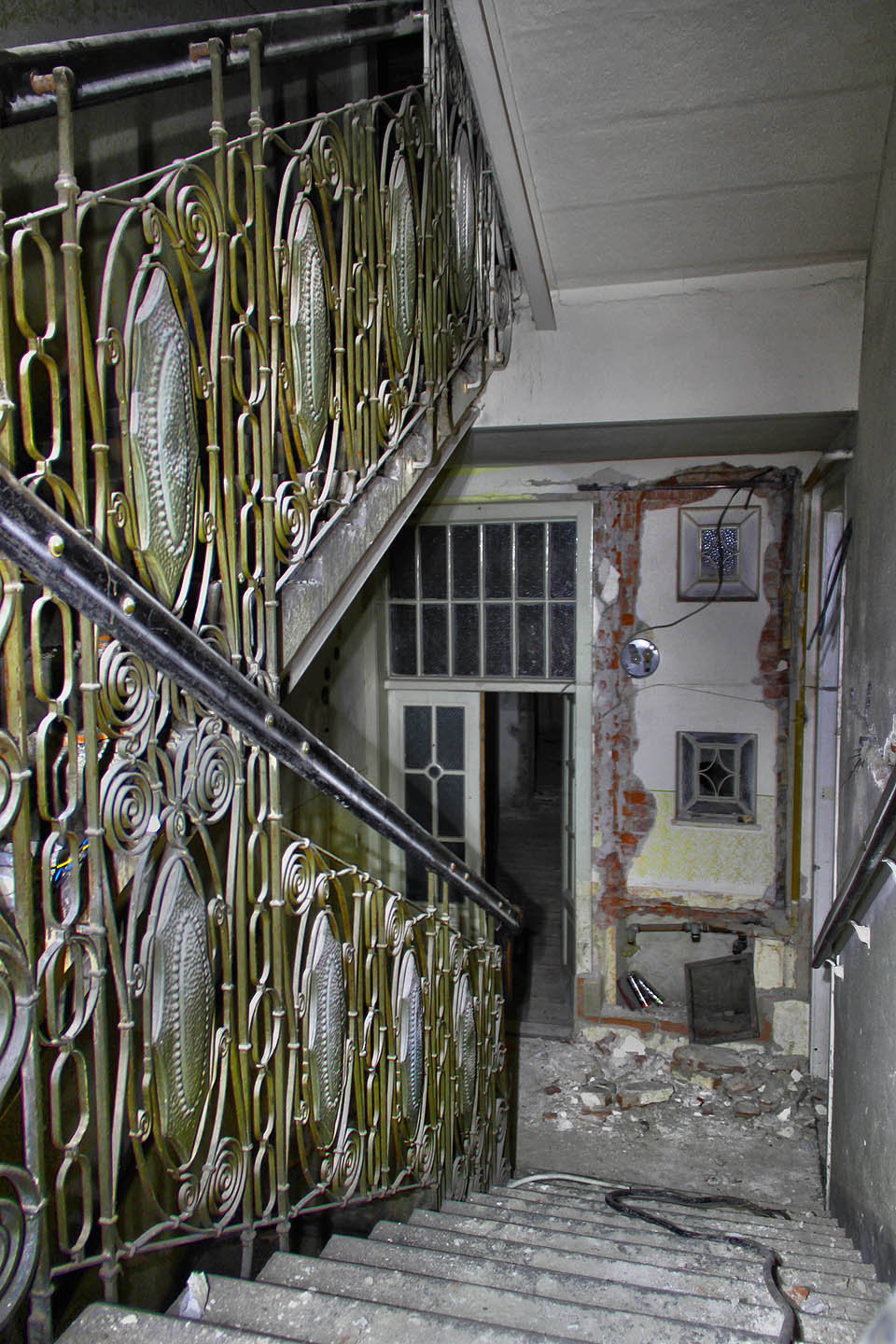 Neotřelé zábradlí hlavního schodiště se jednoznačně hlásí k secesi. Je asi stylově nejzajímavější součástí interiéru domu.