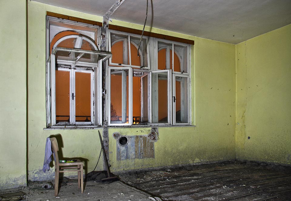 V nejvyšším, pátém, patře by se dalo i dnes docela spokojeně žít.