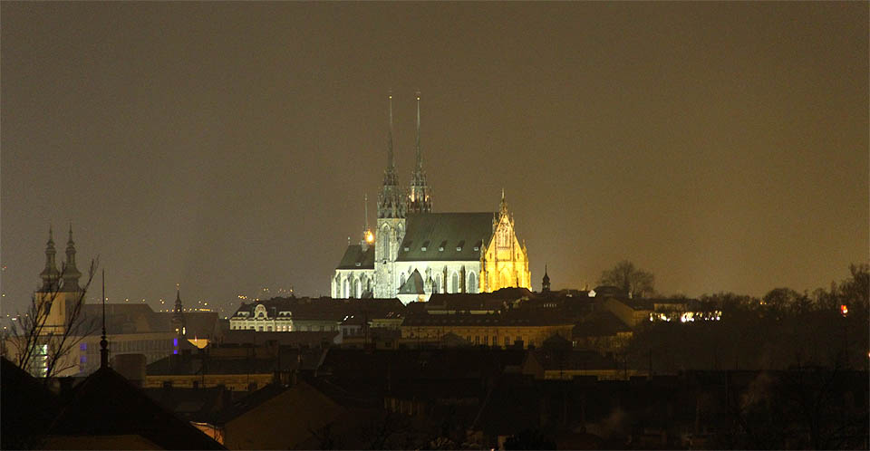 Dům byl dostavěn v roce 1909 a ve stejném roce byly dokončeny také věže chrámu sv. Petra a Pavla. Pohled na ně je z nejvyššího poschodí stále stejně povznášející.