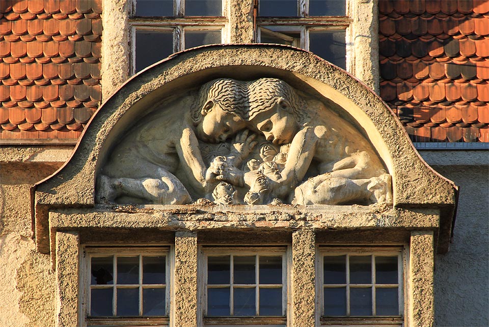 Plastika blíženců hrajících si s květy růží (nebo snad se chmelovými šišticemi?).