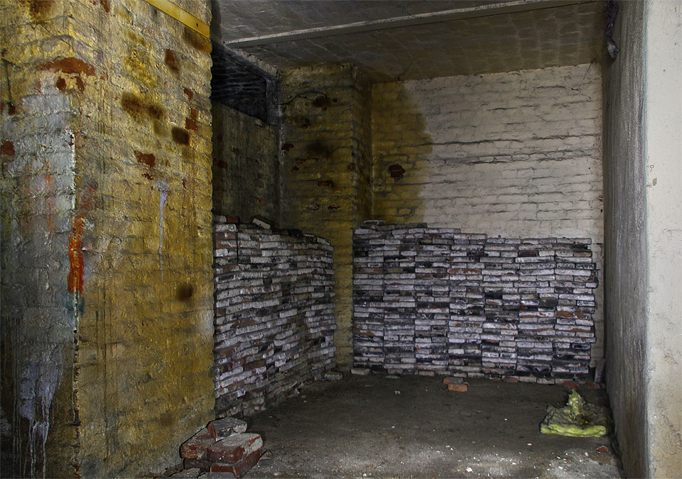 Ve sklepě jsou, kdovíproč, uskladněny také ploché cihly půdovky.