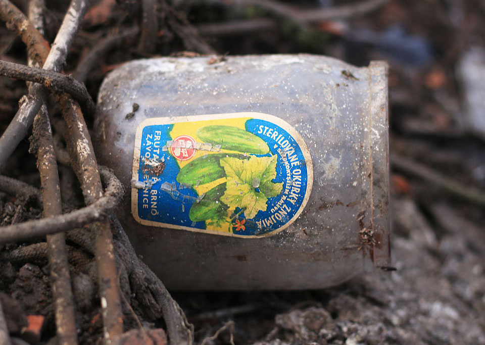 Ačkoliv tahle láhev okurek pochází z Modřic, podnik Fruta měl svou provozovnu jen o pár desítek metrů dál - na začátku Pekařské ulice.