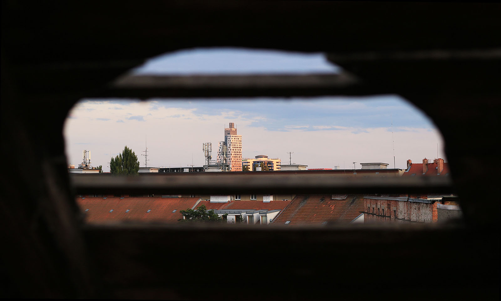 AZ tower jako jedna ze světlejších výjímek mezi moderními stavbami v Brně. Vyrostl na místě, kde kvůli němu nebylo třeba zbourat blok starších domů a má nezaměnitelný, avšak nikterak agresivní výraz. Brno potřebuje více podobných staveb namísto Špalíčků, Nových Vlněn a Titanií.