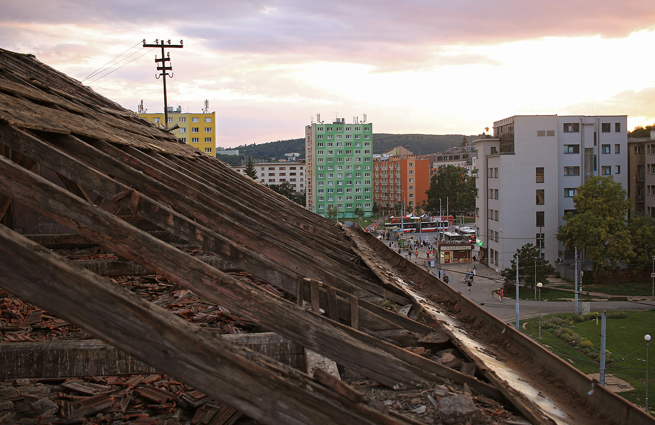 Pohled na Mendlovo náměstí ověnčené paneláky, jež představují jednu z největších tragedií brněnského urbanizmu. Z malebného náměstí, kterým protékal romantický náhon se díky nim stal rozervaný okraj nevzhledného sídliště.