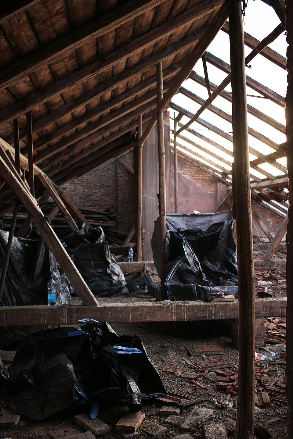 Demolice střechy probíhá na sklonku léta 2019 citlivým způsobem, s ukládáním odstraněného materiálu do černých plastových vaků.