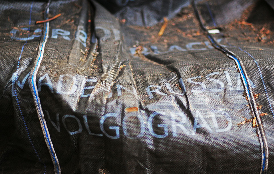 Pozorovatele mohou překvapit anglické nápisy na vacích upomínající na jejich původ v ruském Volgogradu. Nebo možná na původ zboží, které ve vacích z Ruska původně přijelo?