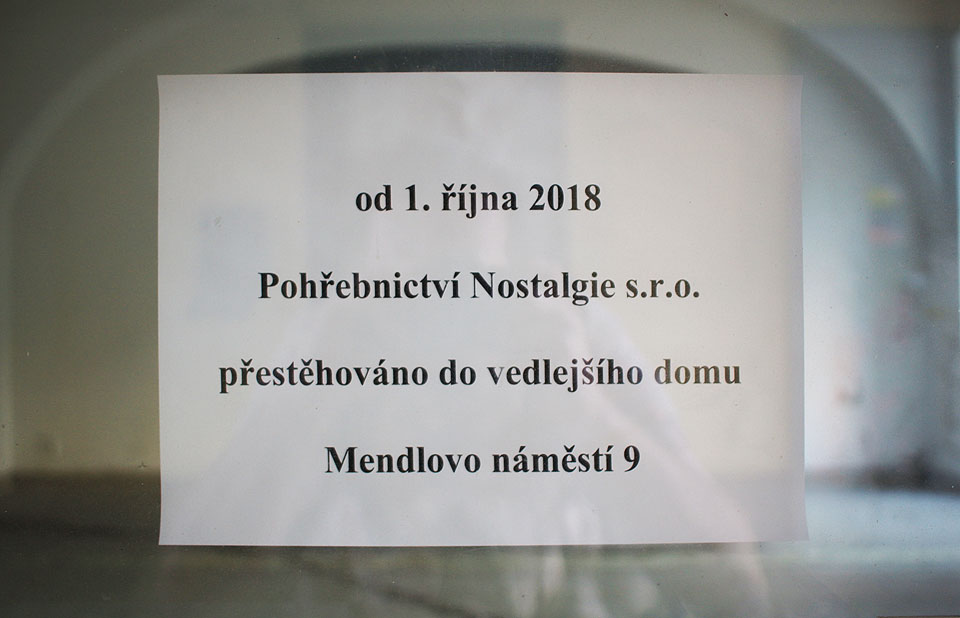 Vyklízení domu začalo na konci roku 2018. Tehdy tu kromě pohřebnictví skončila i naproti umístěná a proslulá hospoda U všech svatých.