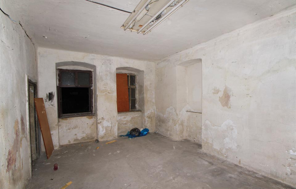 Každý z šesti bytů se skládal z chodby na pavlač, jedné místnosti a malé kuchyňky za chodbou.