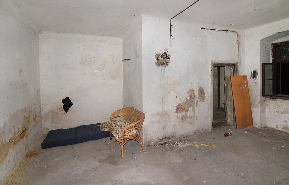 V tomto případě je kuchyň nahrazena pouze kuchyňským koutem, ve kterém si nedávno kdosi ustlal.