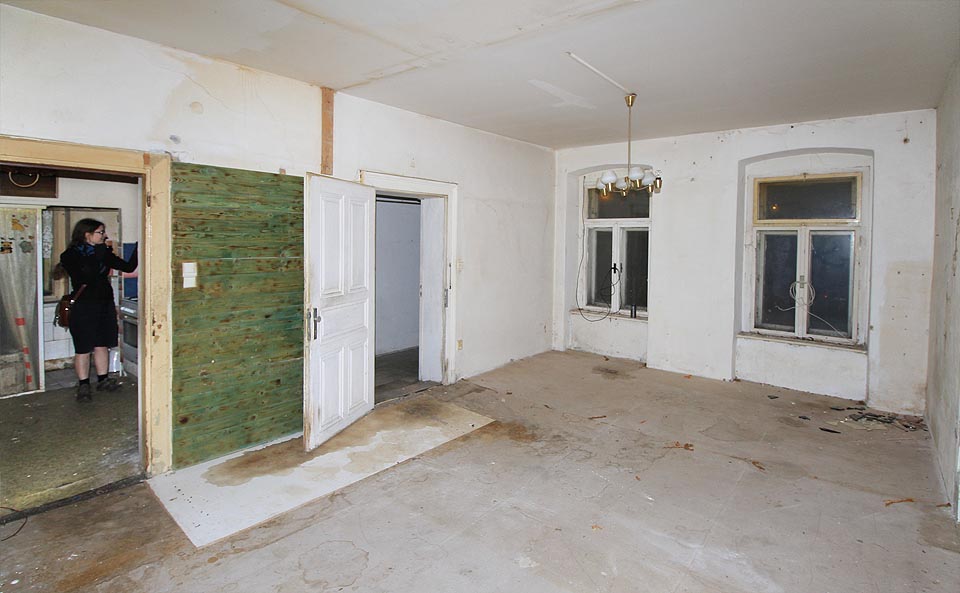 V prvním patře je vidět dispozice s kuchyní, zde dokonce rozšířenou o prostor za schodištěm.