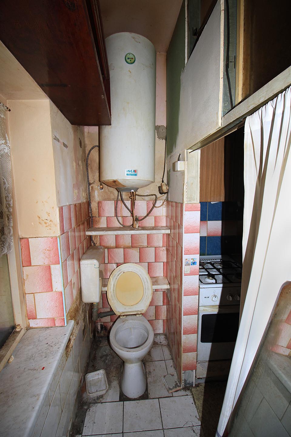 Fotografie pořízená z vany zachycuje jednu z pozdějších přestaveb, které výrazně zvýšily komfort bytu.