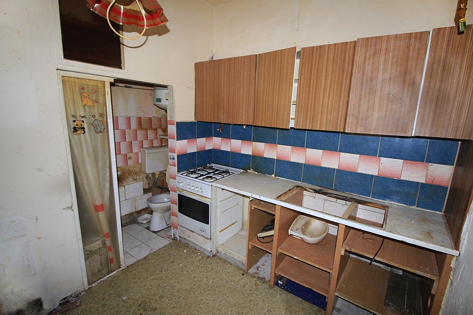 Pokud vám nevadí záchodová mísa vedle sporáku, lze si dopřát i luxus vlastního WC a koupelny v jednom.