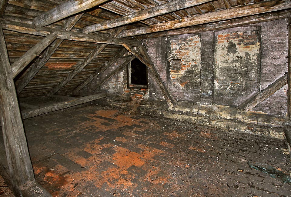 Okno na půdě vedoucí na střechy kůlniček, po kterých kdysi prchal směrem do sousedního dvora Širokko.