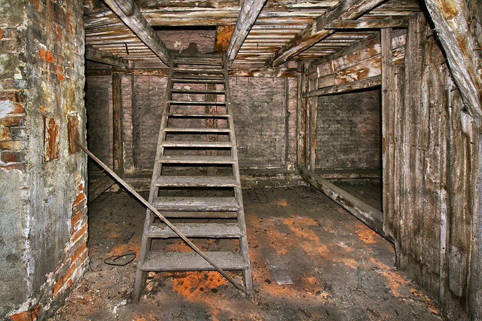 Půdní prostory jsou překvapivě členité a nabízí další dvě poschodí prostoru pro skromný majetek obyvatel, který by se snad nevešel do jednopokojových bytů.