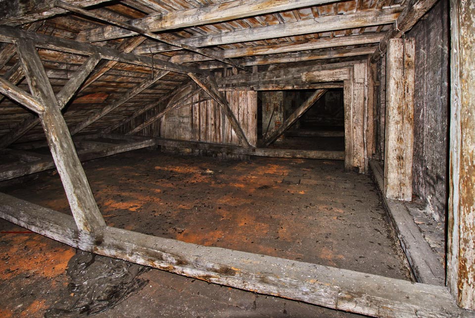 A v komůrce za prkennou stěnou možná odpočívá i sám Maxmilián Dráp.