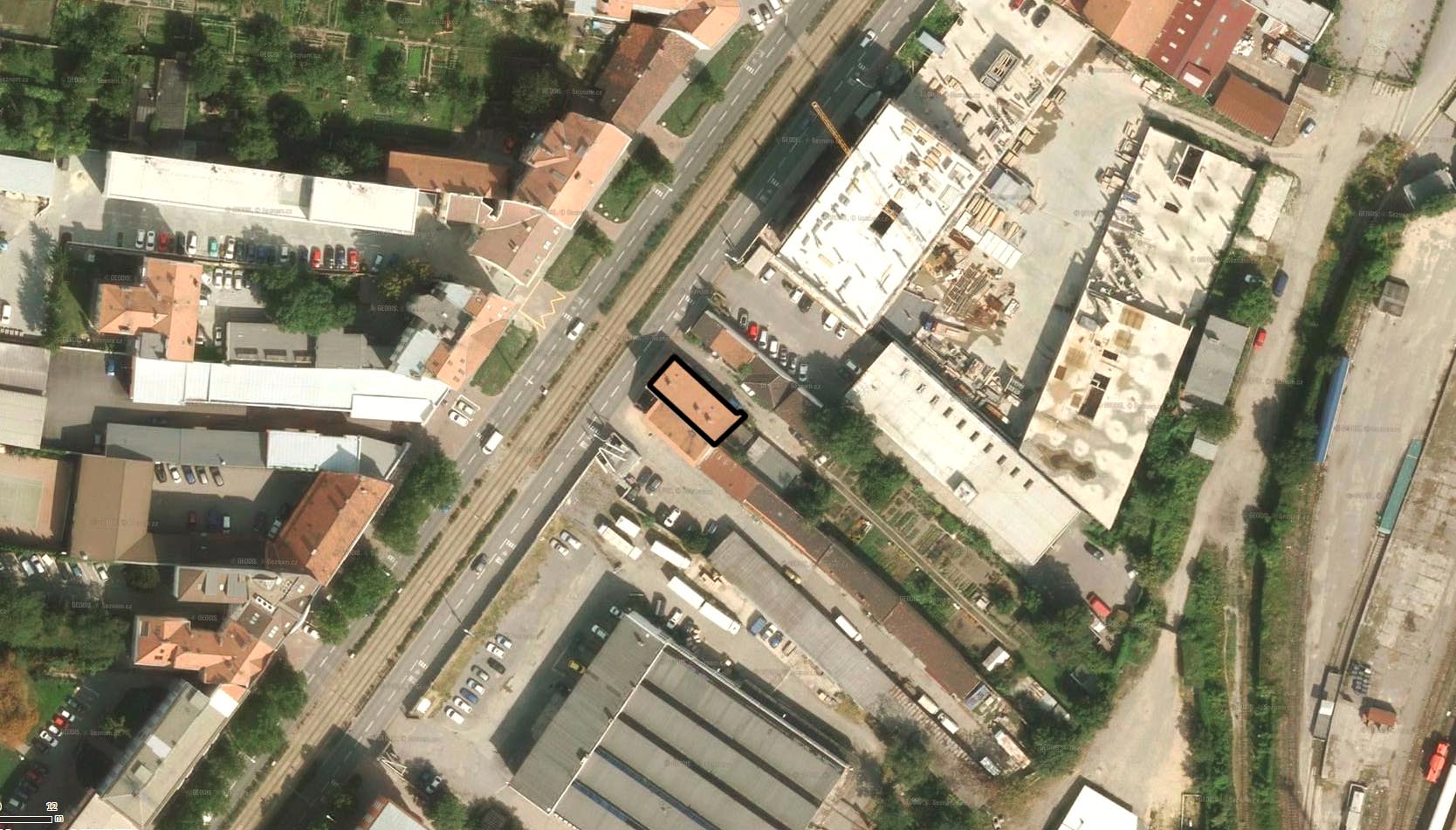 Na leteckém snímku z roku 2012 je dobře vidět, že západní strana ulice zůstala víceméně v původním stavu a beze změn je i většina kolejiště na opačné straně snímku. Tam, kde stála východní řada domů ulice Nové sady však dnes projíždí po nové rychlodráze tramvaje a původními dvory těchto domů uhání auta směrem k hlavnímu nádraží.