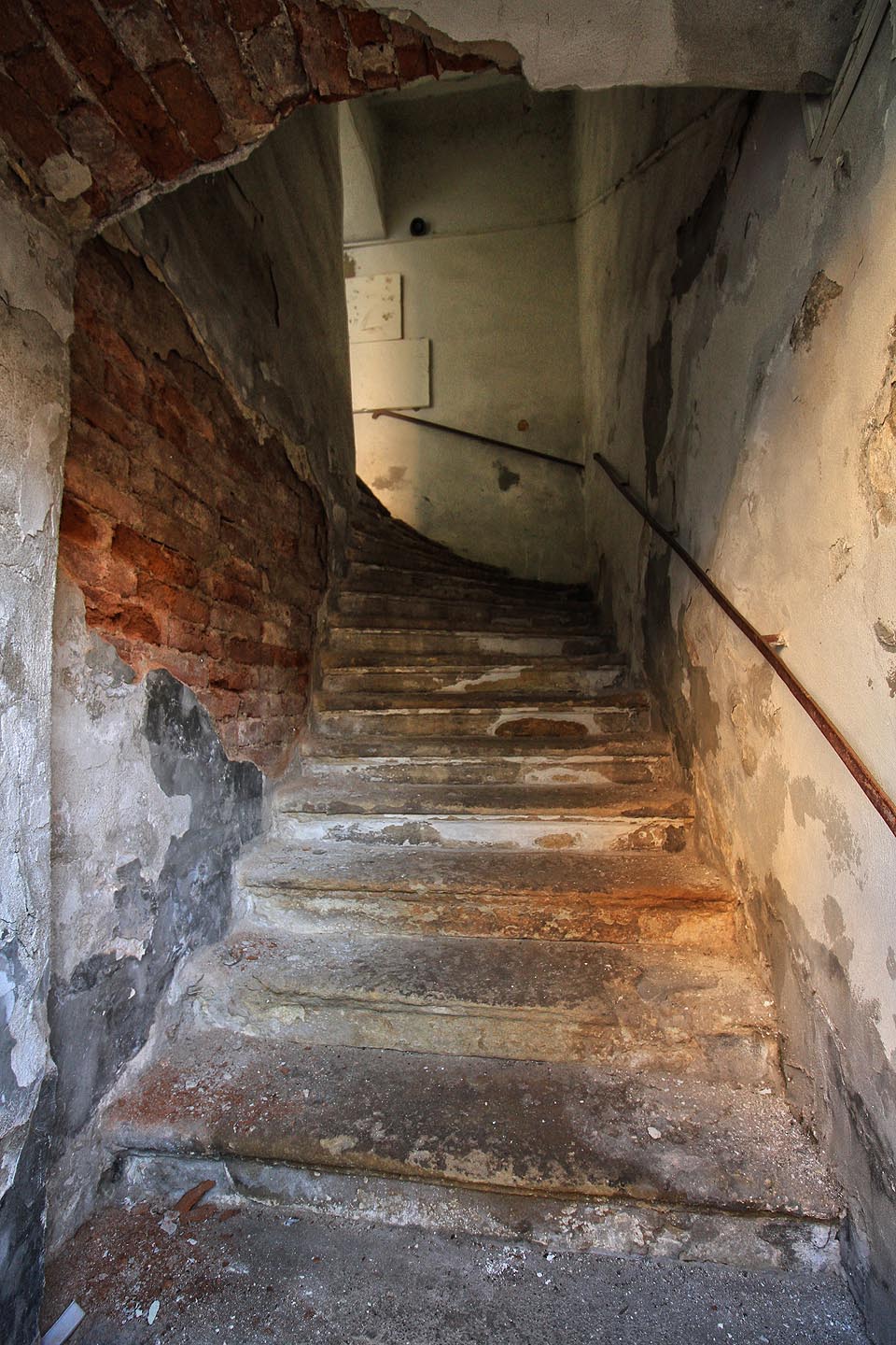 Schodiště s opukovými stupni láká k návštěvě. Ta však není zatím možná - bude zapotřebí počkat do večera, až utichne okolní ruch.