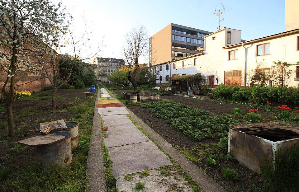 Tady jsou poslední zbytky sadů, jež daly před několika stovkami let území pod hradbami jméno.