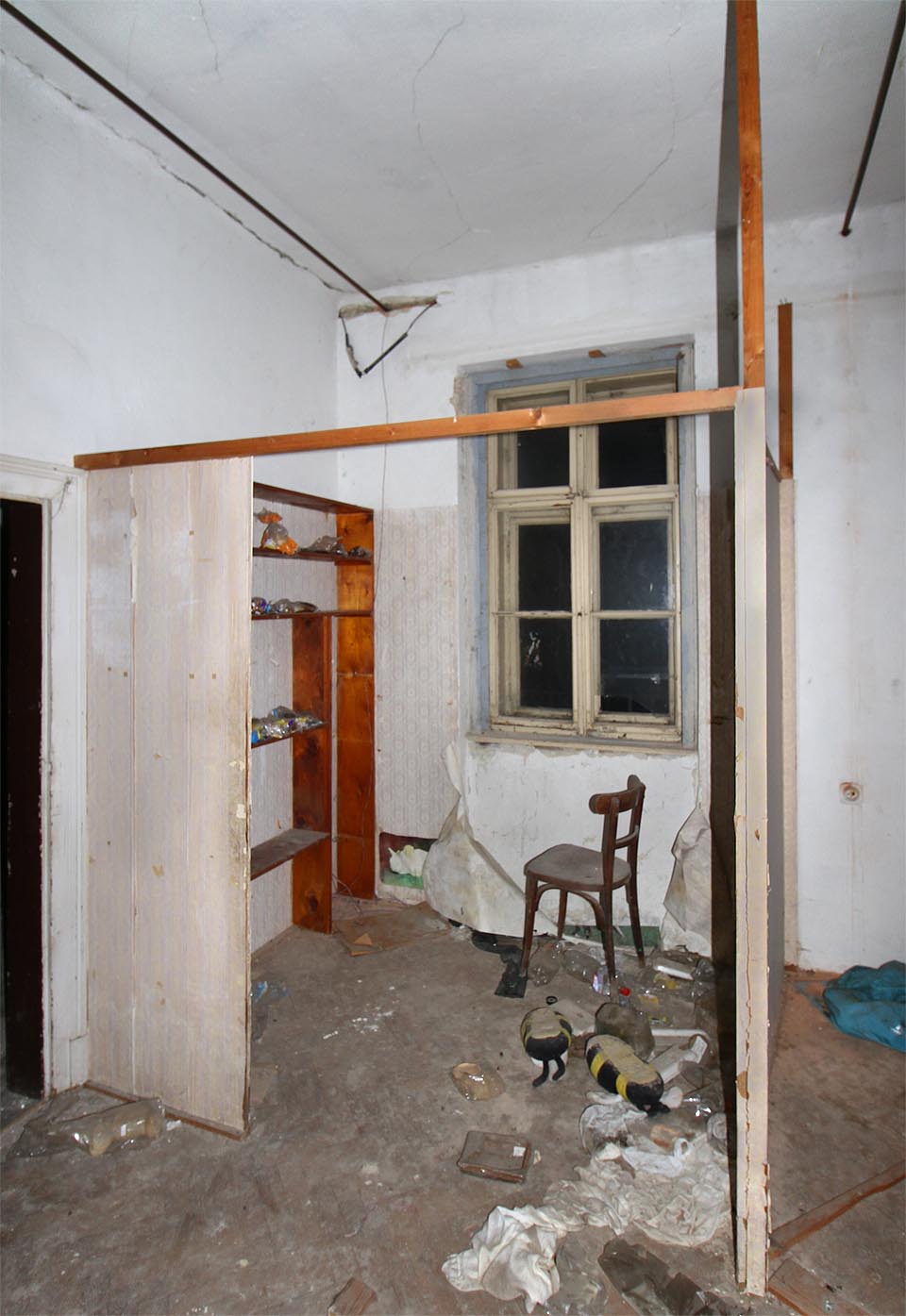 Byty v takových domech byly skromné. Vstup do malé chodby z pavlače, v lepším případě později dobudovaná miniaturní koupelna či záchod, v horším už pouze kuchyně a případně též malý pokoj. Dvě nebo tři okna na pavlač a stejný počet do ulice. Zde nezbývalo mnoho prostoru pro úpravy, jako je oddělená spíž na obrázku.