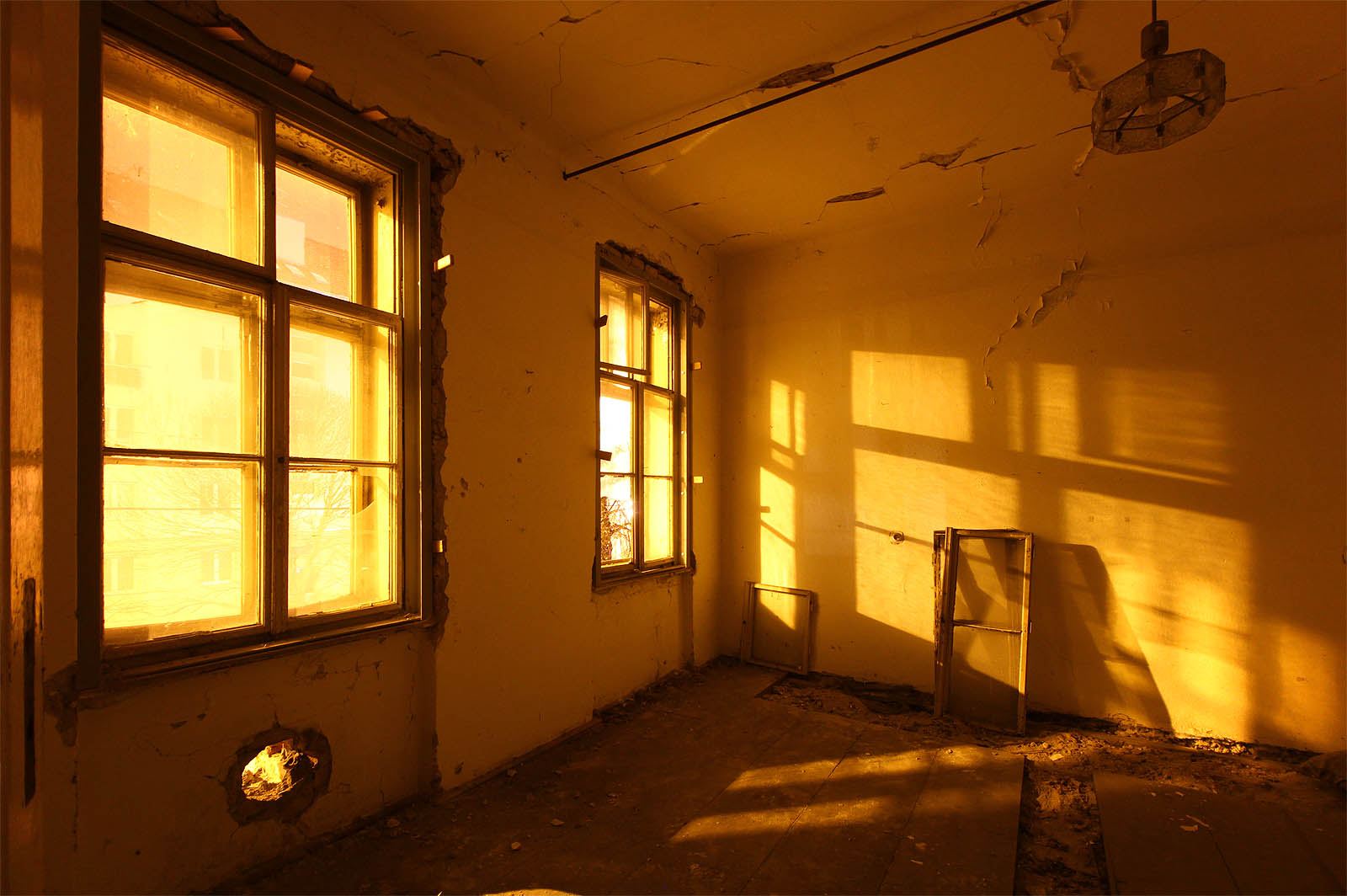 Zatímco dole na ulici panuje i v noci čilý ruch, po kolejích duní tramvaje, auta a chodci víří kolem celý den, v největším pokoji v prvním patře je už roky tichý klid a mír - oddělený svět sám pro sebe.