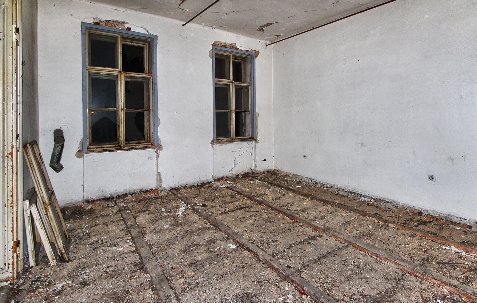 Provedené sanace dávají domu ještě šanci na záchranu. Snad také proto nejsou ještě byty ve zcela dezolátním stavu.