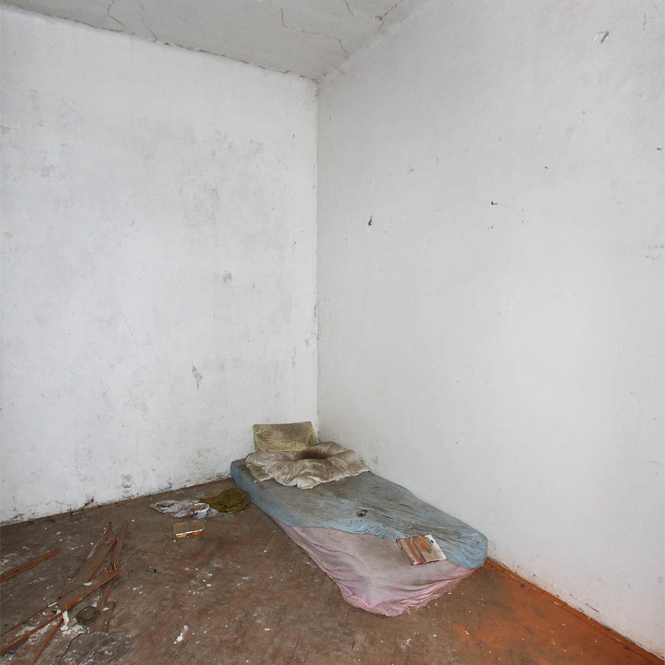 Přestože je dům již přes deset let prázdný, zřejmě má občas své příležitostné obyvatele. Ti ovšem na čistotu a pořádek příliš nedbají.