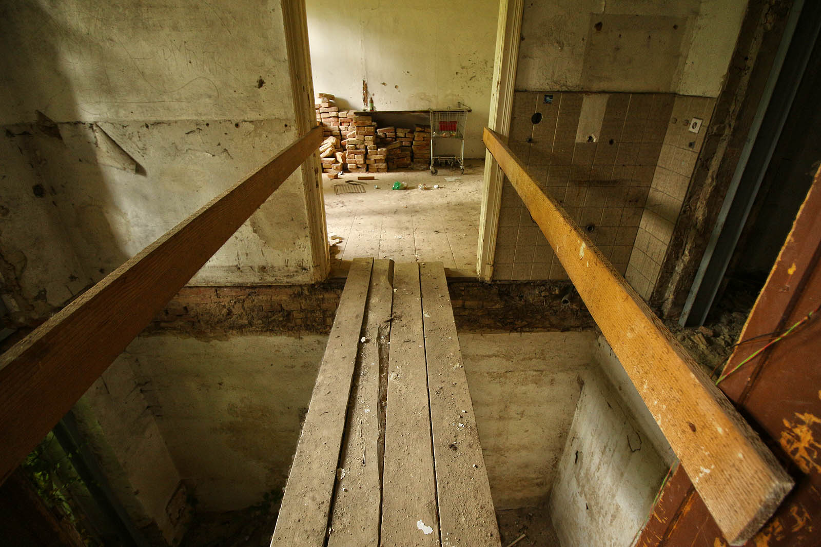 Rekonstrukce domu se kdysi zastavila na půli cesty. Některým místnostem proto chybí podlaha a jiný zase strop.