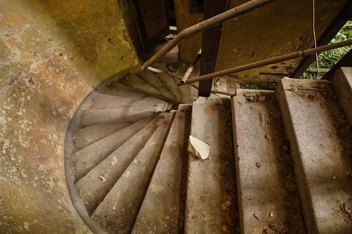 Elegantně zakroucené schodiště spojuje dolní pavlač jednak se dvorem a druhak s pavlačí horní.