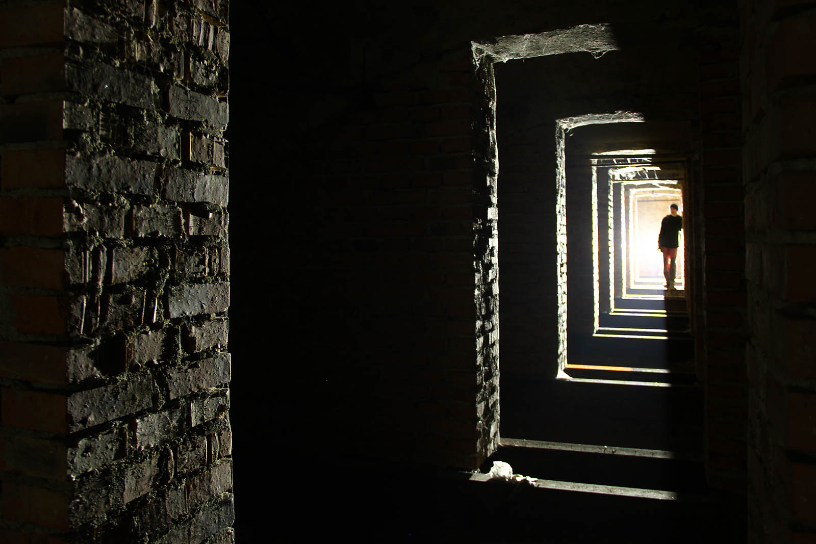 Sklepení pod domem bylo po dostavění tunelů Dobrovského vyztuženo řadou masivních příčných zdí, které měly podpořit hroutící se klenby. Kdo se v absolutním tichu a tmě zaposlouchá, možná uslyší dunění stovek motorů v hloubce pod zemí.