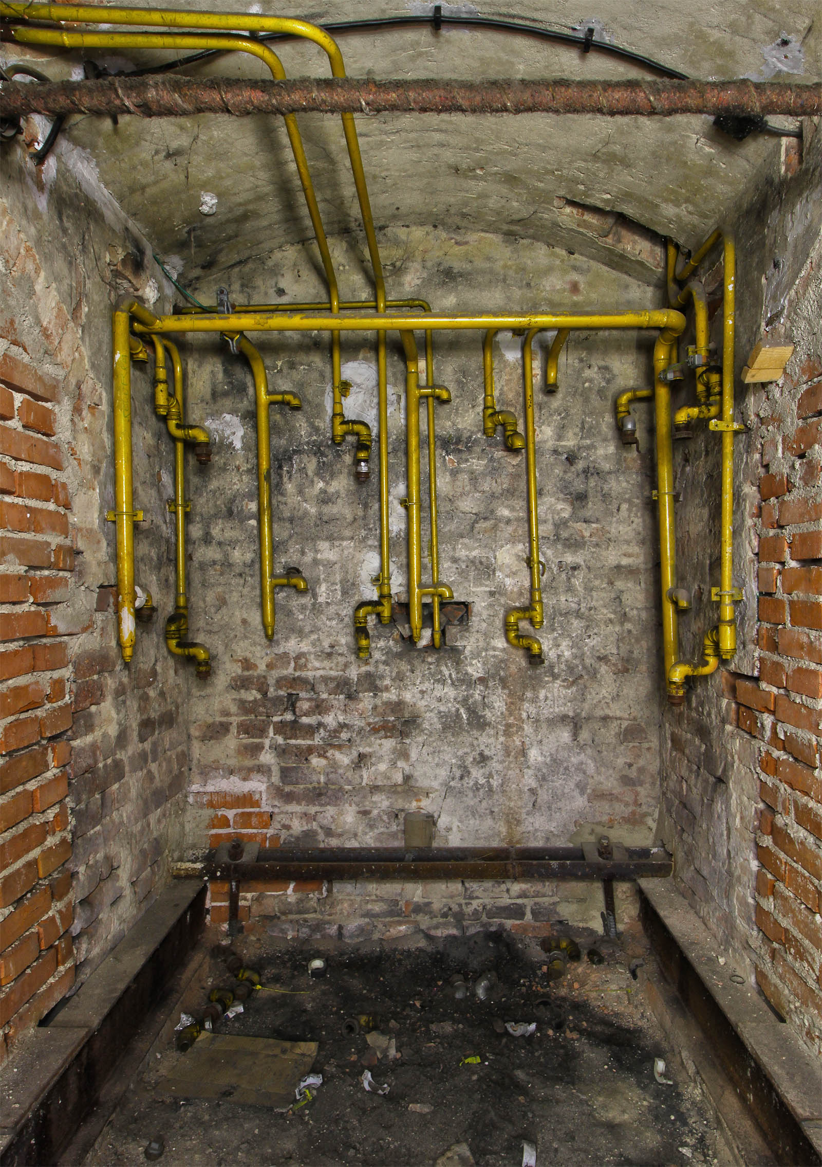 Sklepní komora, kde kdysi plynoměry odtikávaly čas domu. Dnes působí tak nějak prázdně a hluše. Asi jako kaple, z níž někdo odnesl všechny obrazy světců.