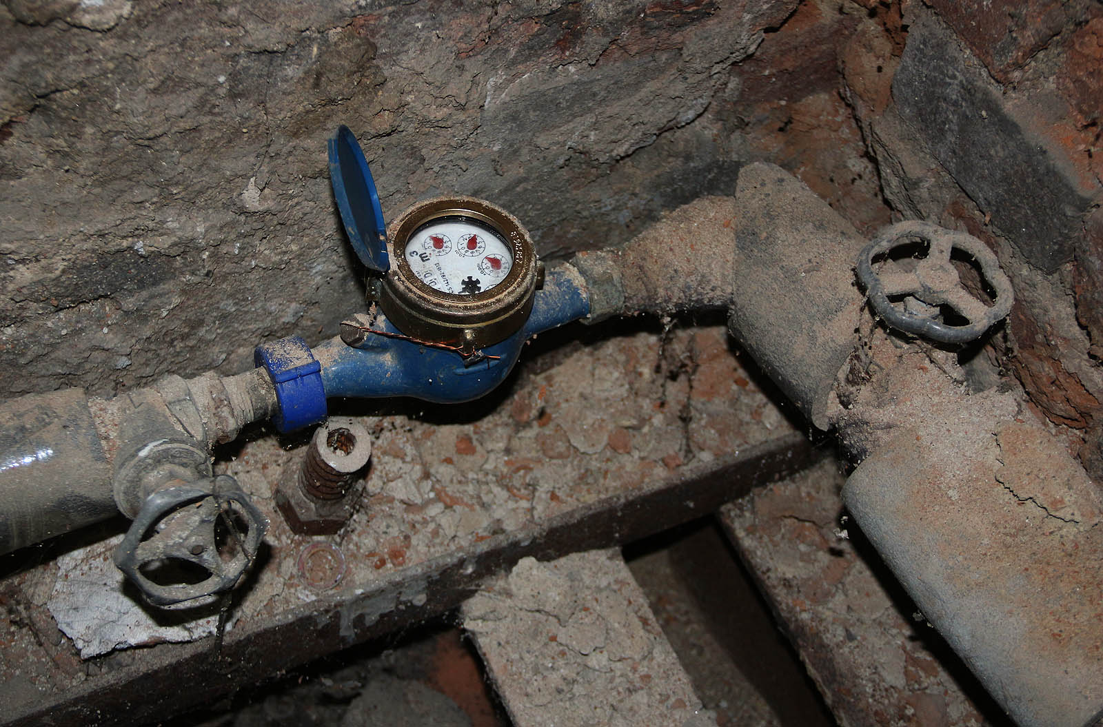 Dům je stále připojen k vodovodnímu řadu. Stav měřidla je nicméně výmluvný, v poslední době bylo spotřebováno přesně 0,0000 m3 vody.