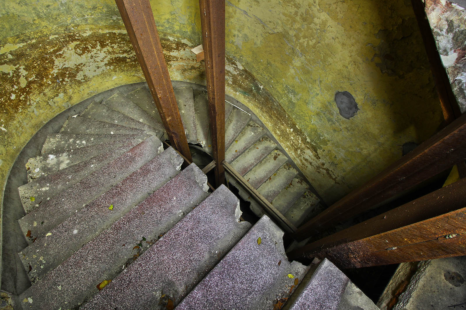 Vzhůru po schodech, jež jsou pouze pro střízlivé. I těm by se totiž mohla při pohledu přes neexistující zábradlí zatočit hlava.