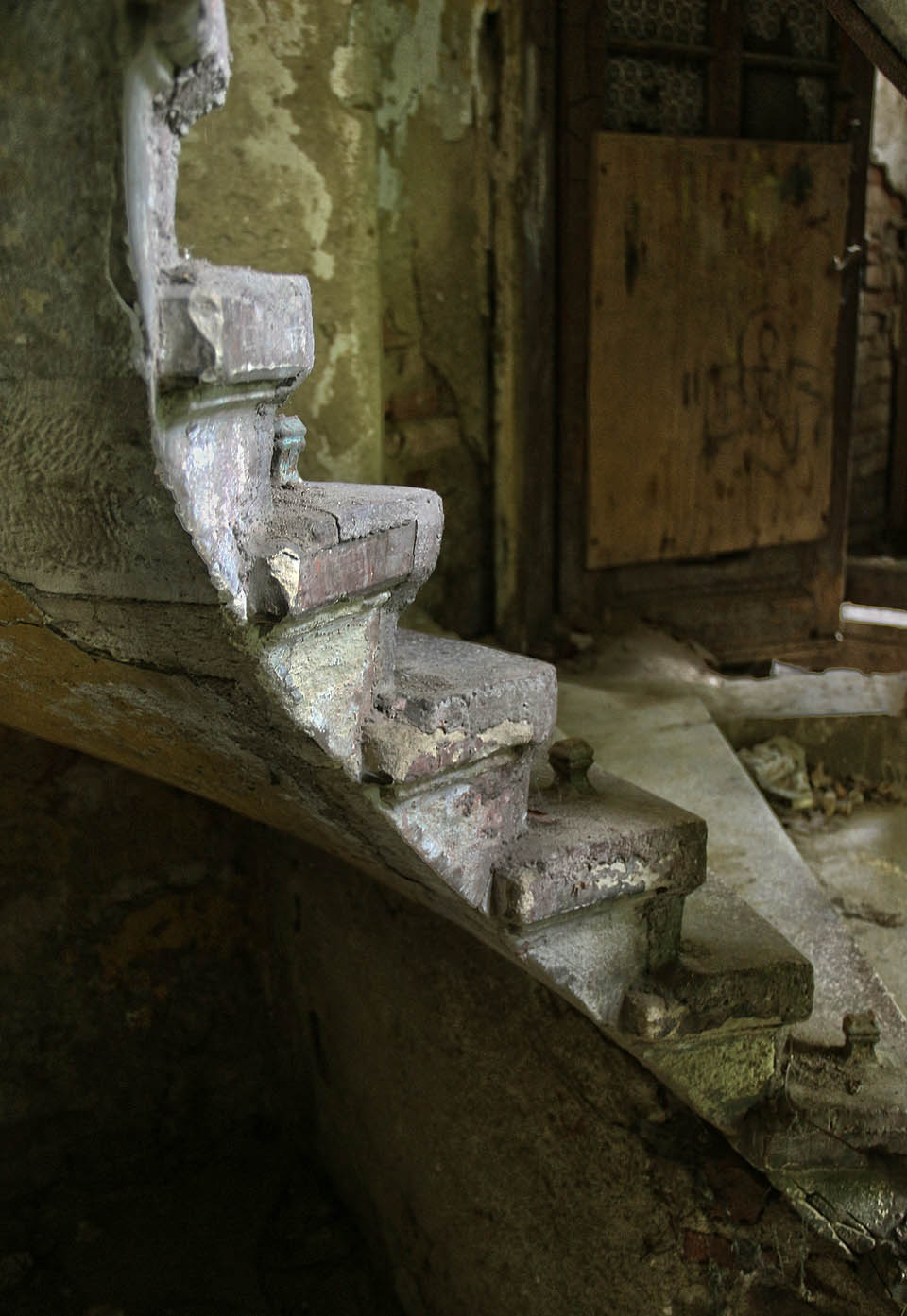 Ani schodišti se nevyhnula ocelová sanace. Kdyby byly domy z masa a kostí, měl by tenhle protézy na všech končetinách.