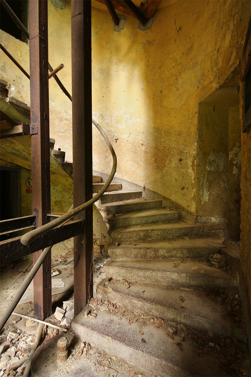 O patro výše se naskýtá totožný pohled. Schodiště má tři stupně, ten poslední vede až na půdu a zábradlí mu už docela chybí.