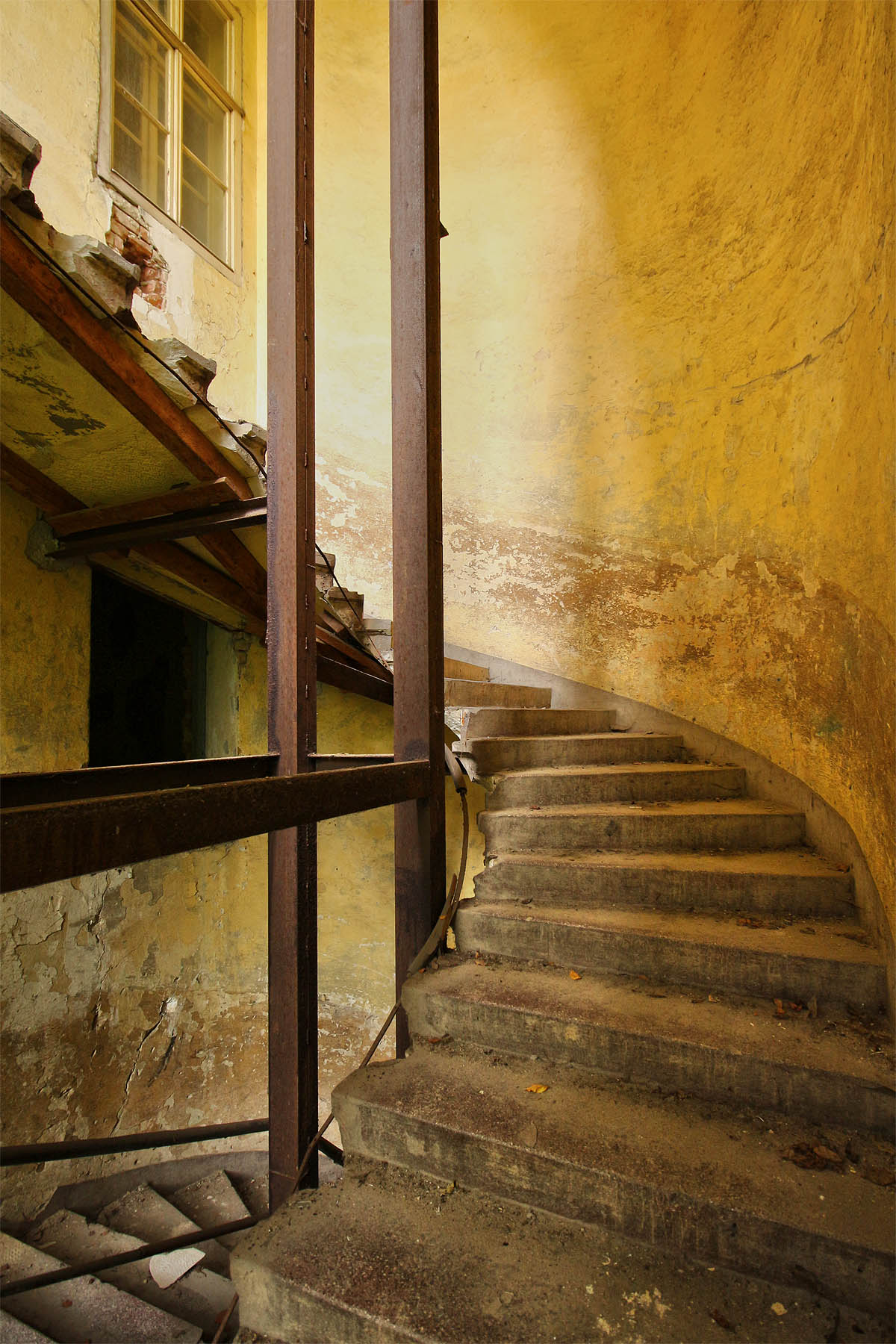 Schody jsou staré, ale nejsou zámecké, jsou z kamene, ale překrytého moderní betonovou vrstvou. Panny po nich v posledních létech obvykle nechodí.