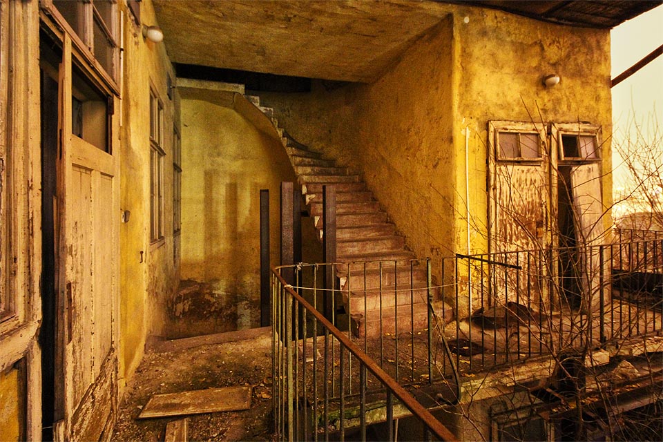 Noční pohled na pavlačové záchodky v horním patře. Tehdy se záchodům na pavlači říkalo společné, dnes by se nejspíš jmenovaly sdílené.