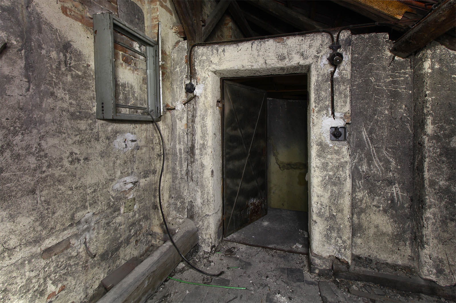 Vstup na půdu jako z Dernetova snu. Střechu má dům v dobrém stavu a to mu dává naději na vzkříšení třeba už v příštím desetiletí.