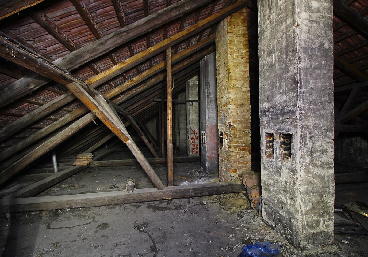 Z roztečí komínů na chátrající půdě je dobře patrné, jak (ne)velké byly byty v pavlačovém domě. V tichém světě bez revizí spalinových cest dáváme zajímavému místu zatím na shledanou.