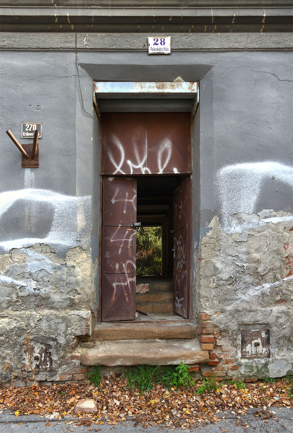 …čas od času lze ale vstoupit hlavními dveřmi, které se otevírají nejen na Velký pátek. Nad nimi je dobře patrná zpevňující ocelová rozpora.