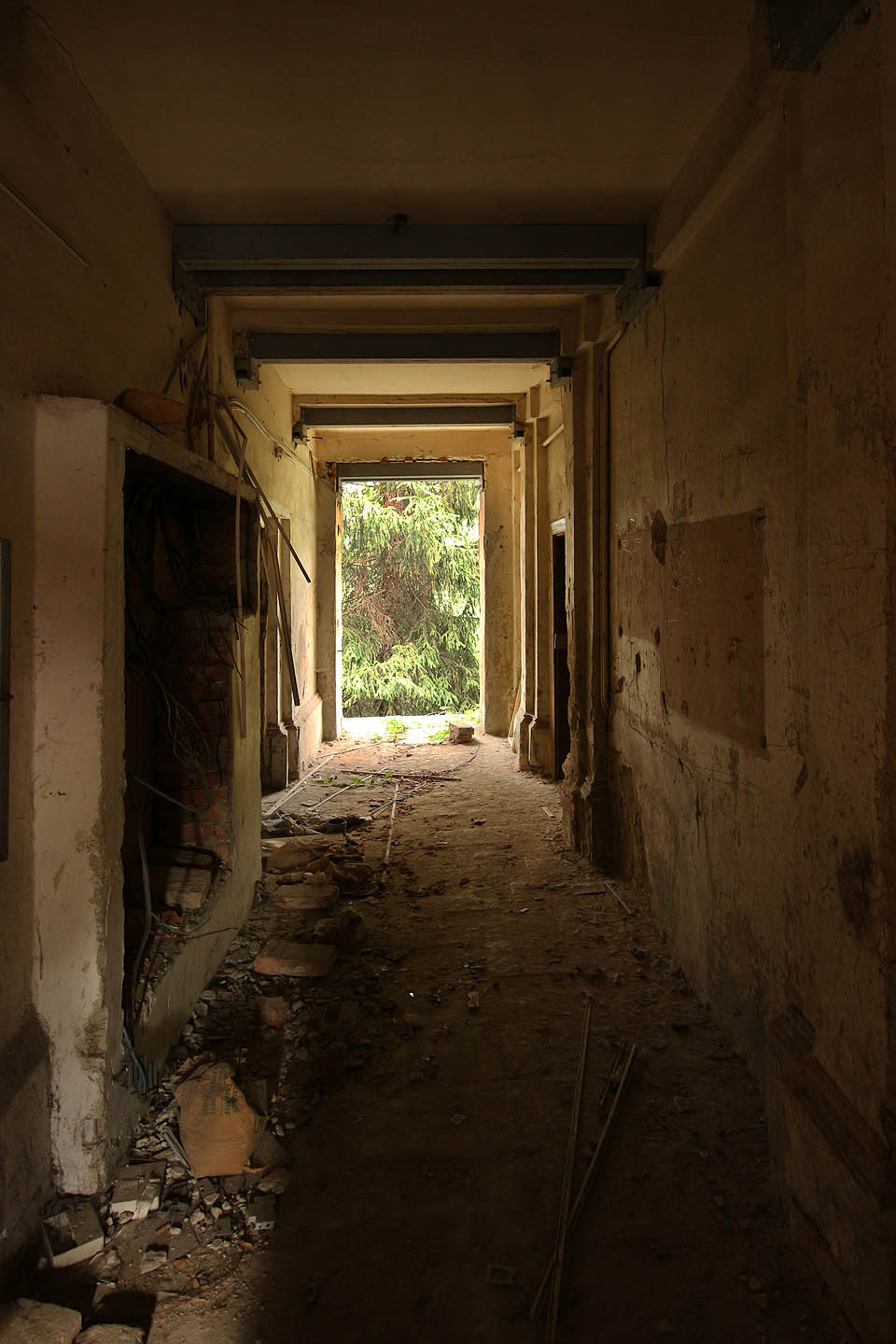 Následuje centrální vstupní chodba, která ve dvoře ústí překvapivě na pavlač ve výši prvního patra. Také zde je dodatečná kovová kostra domu dobře patrná.