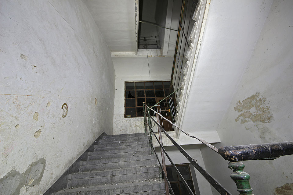 Sestup ze druhého do prvního patra si lze ozvláštnit návštěvou miniaturní do dvora obrácené pavlače s pěkným tabulkovým oknem.