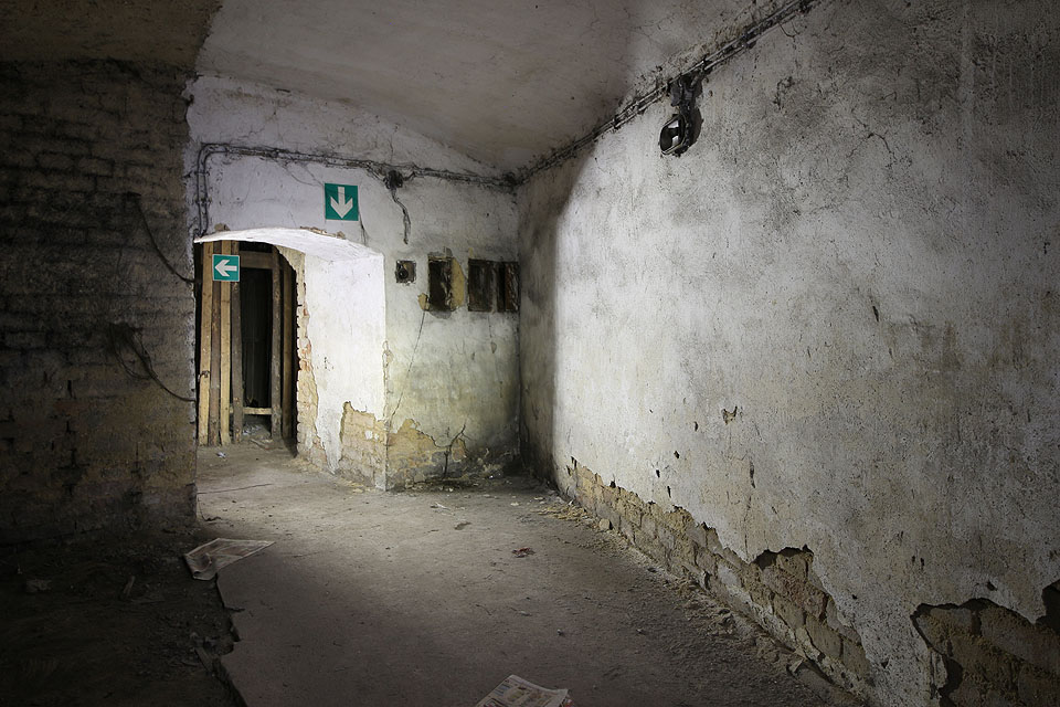 Stačí sledovat zelené fosforeskující šipky, které ukazují směr prohlídky.