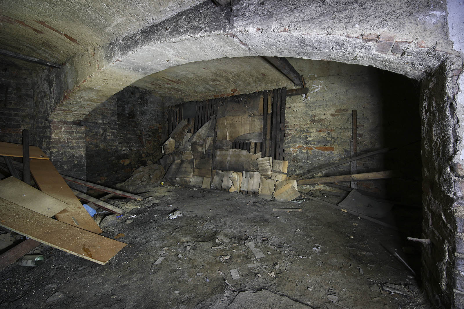 Nemalou váhu cihlových podlah nesou odvážně klenuté pasy. Z cihel jsou i základy domu, s ohledem na kdysi bažinaté okolí překvapivě mělké. Přesto se na první pohled zdá, že statika domu není nijak narušena.