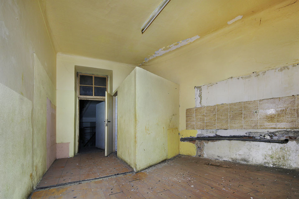 Přestože nejde o typický pavlačový dům, našel se prostor pro malé pavláčky s přístupem na toalety. Kdo chtěl mít záchod v bytě, musel si zřídit přístavbu třeba v kuchyni.