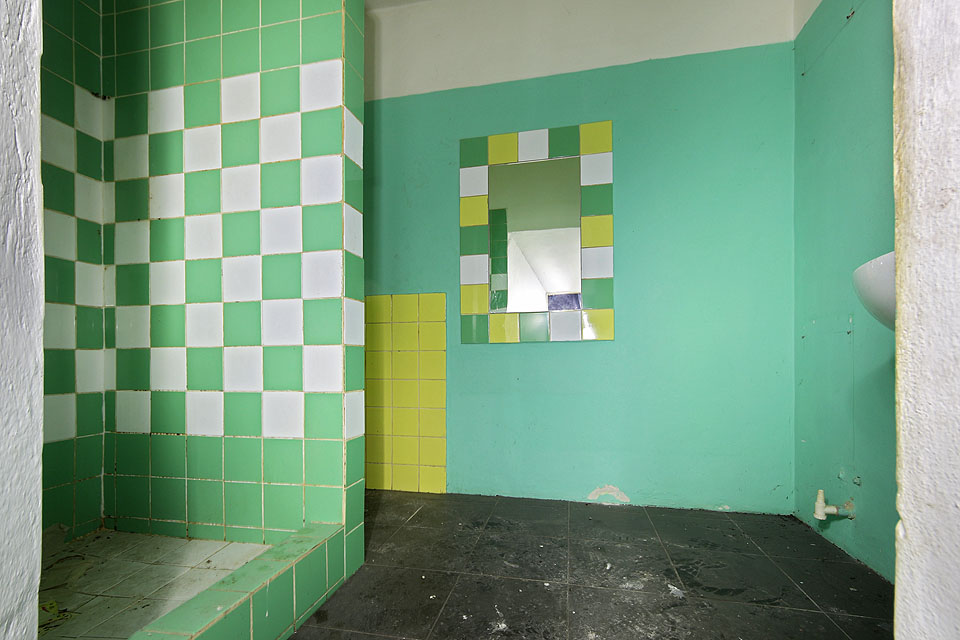 Jen několik bytů v domě vybavili jejich majitelé plnohodnotnými koupelnami. Často za cenu zmenšení kuchyně nebo obýváku. Tato koupelna je navíc podivně vyvýšena asi o metrm oproti zbývající ploše podlaží.