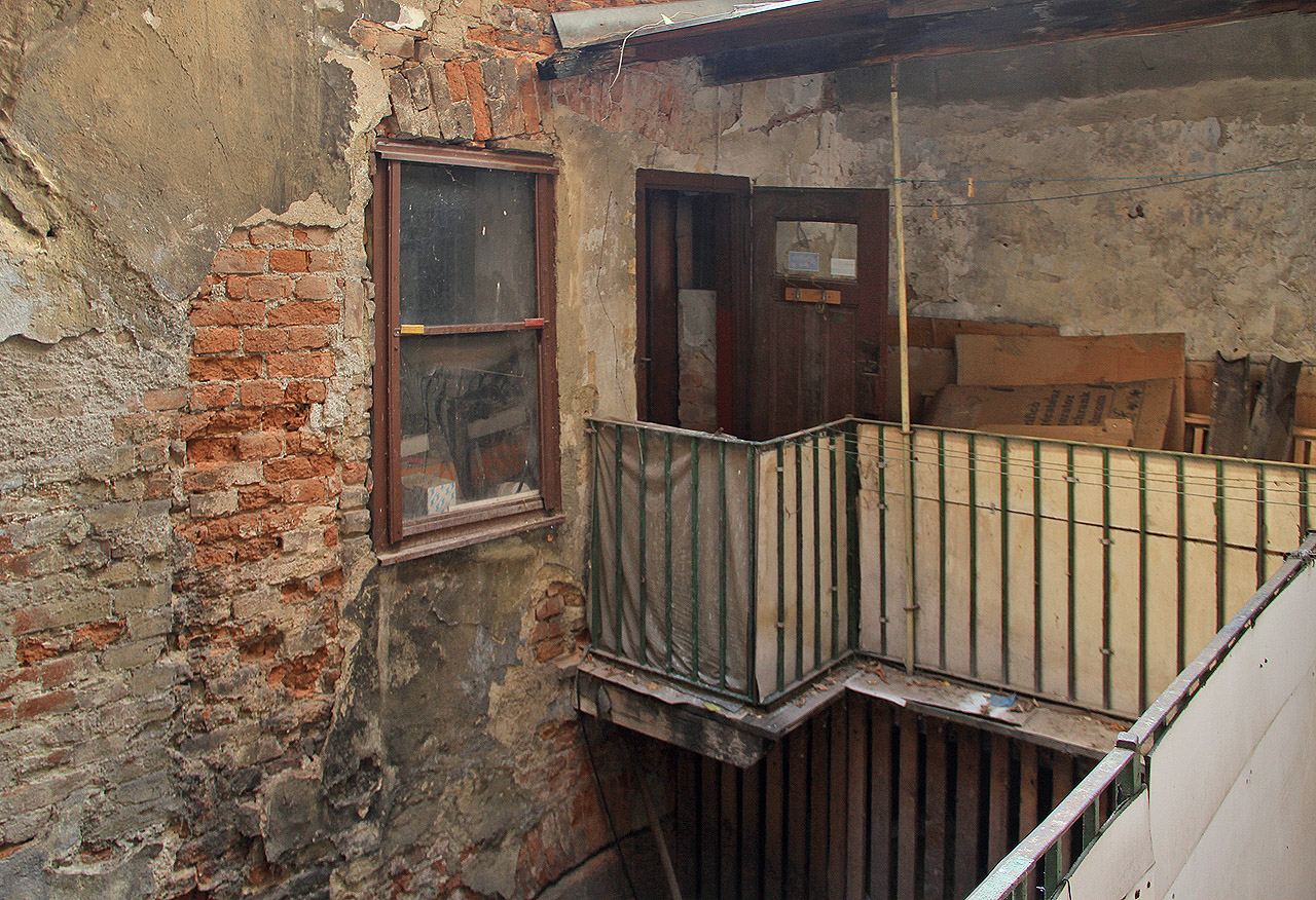 Dodatečně postavený byt ve dvorním traktu nám neodbytně vyvolává představu staré babky pokroucené revmatickou bolestí, která v jediné místnosti, jež je jí kuchyní, koupelnou i ložnicí,  nad kahancem sváří své čarodějné lektvary. Říkejme jí třeba Stará Jeremiáška.