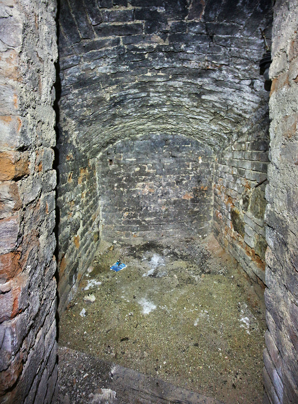 Také v prvním poschodí se nachází malé zahloubení do skály za domem.