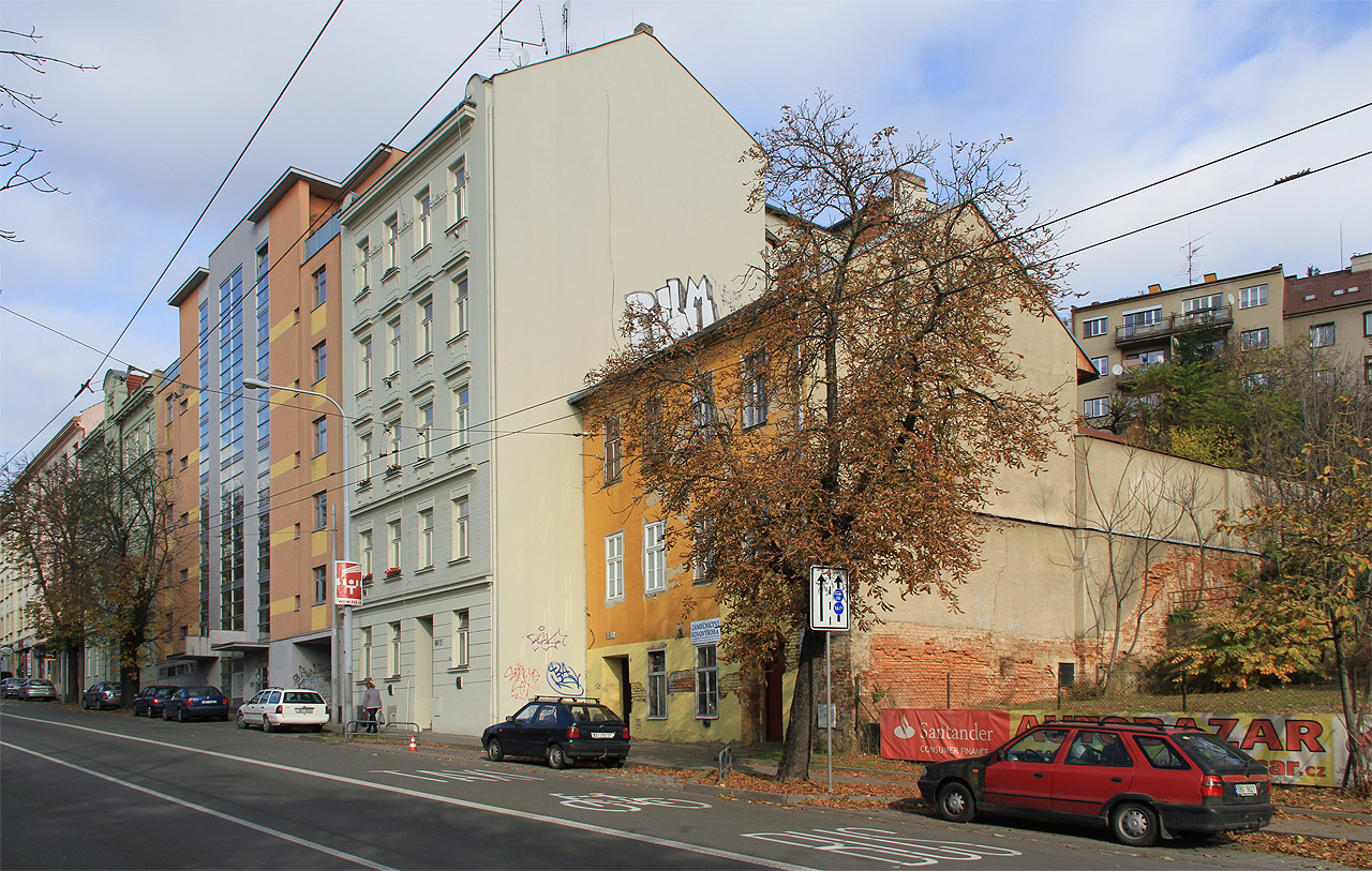 Dnes působí pavlačový dům vedle svých mladších a honosnějších sousedů poněkud stísněně.