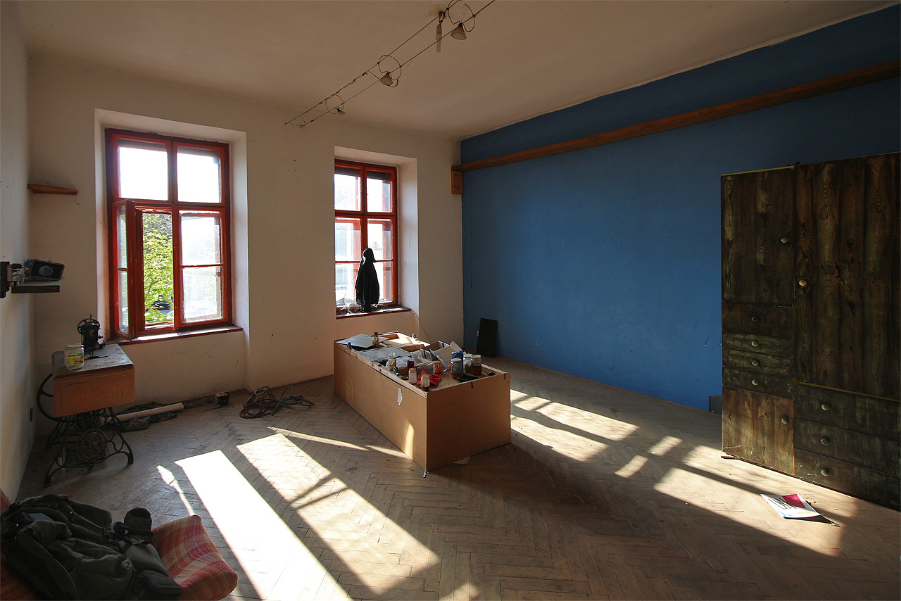 Navzdory oprýskané fasádě mají pokoje s parketovými podlahami své příjemné kouzlo. Zejména, když se do oken opře odpolední slunce znad nedaleké klášterní zahrady.