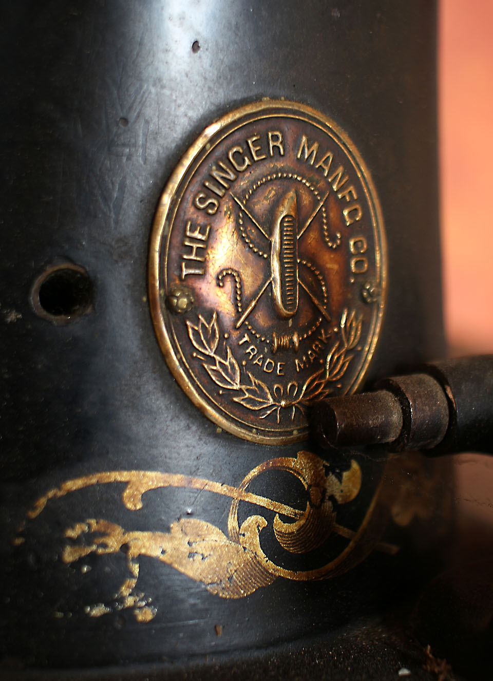 Kdysi tu stával historický šicí stroj proslulé značky Singer.